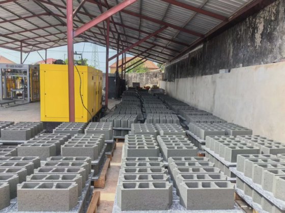 Block making machine with batching