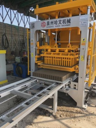 安価なコンクリートセメントの空洞および固体レンガブロックインターロック舗装製造機