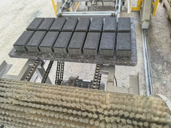 この耐久性のあるレンガ製造機は、振動技術を利用して堅固な相互接続コンクリートブロックを作成します。