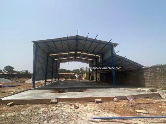 この耐久性のあるレンガ製造機は、振動技術を利用して堅固な相互接続コンクリートブロックを作成します。