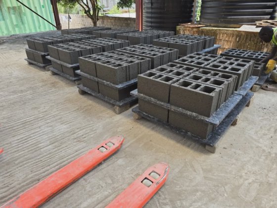 自動電動油圧建設型コンクリート中空ブロック製造セメント固体インターロック舗装レンガ製造機価格リスト