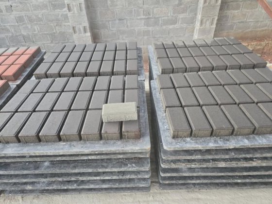 自動電動油圧建設型コンクリート中空ブロック製造セメント固体インターロック舗装レンガ製造機価格リスト