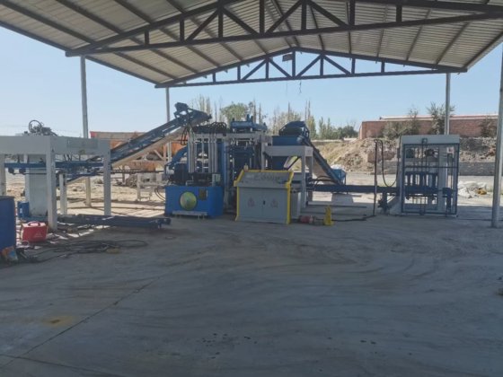 Qt8-15 シリアの建設市場で人気の高い出力セメントブロック機械