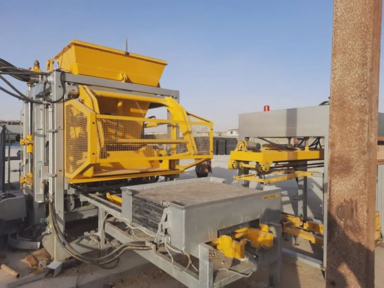 Block making machine with batching