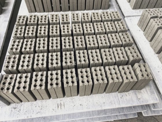 Block making machine with batching