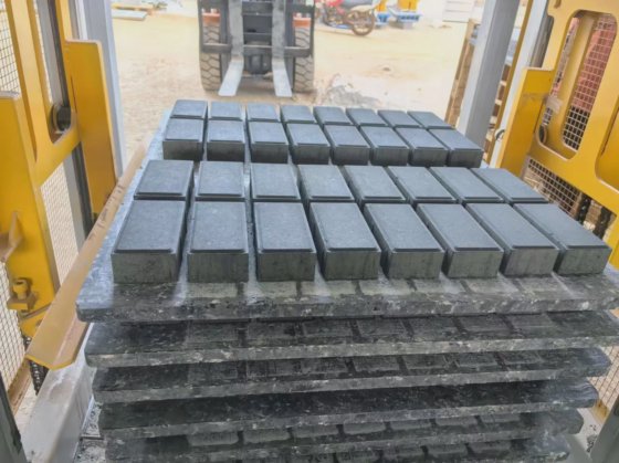 インターロッキングおよび中空コンクリートブロック用の高速自動ブロック製造機