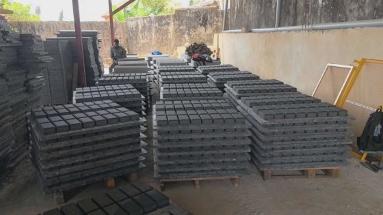 インターロッキングおよび中空コンクリートブロック用の高速自動ブロック製造機