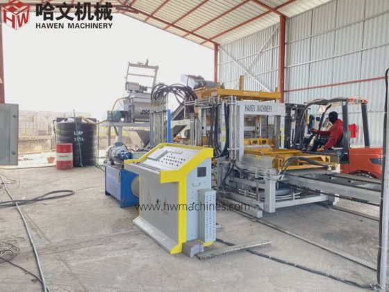 完全自動環境厳格先進技術舗装レンガカーブストーンブロック製造機 ガーナにて