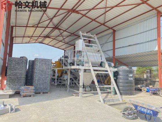 完全自動環境厳格先進技術舗装レンガカーブストーンブロック製造機 ガーナにて