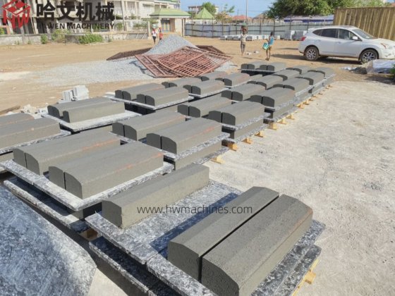 完全自動環境厳格先進技術舗装レンガカーブストーンブロック製造機 ガーナにて