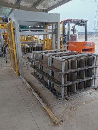 ウガンダの自動セメントレンガ製造機