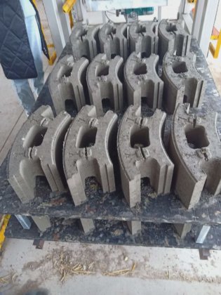 ウガンダの自動セメントレンガ製造機