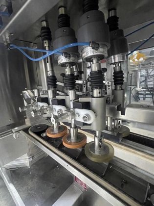 AUTOMATIC INLINE BOTTLE CAPPING MACHINE WITH VERTICAL WHEEL CAP SORTER ...