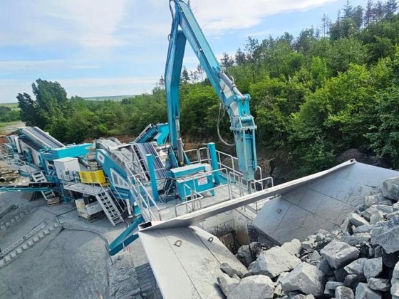 リモートコントロール操作が可能な堅牢な油圧ブレーカー