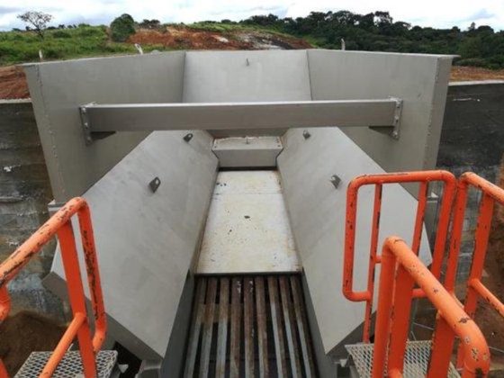 100 tph 容量の移動式花崗岩破砕プラント