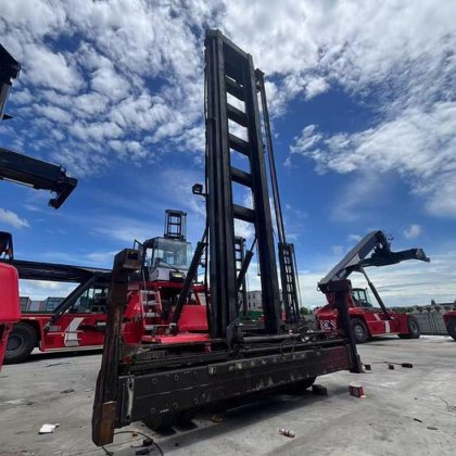 Kalmar DCE80-45E7 empty container stacker