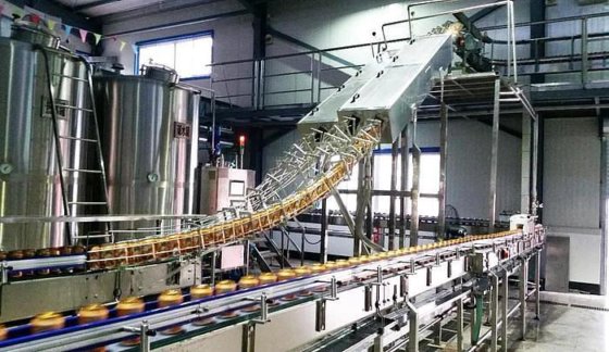 小型碳酸饮料罐灌装机/自动旋转式宠物瓶碳酸饮料灌装机