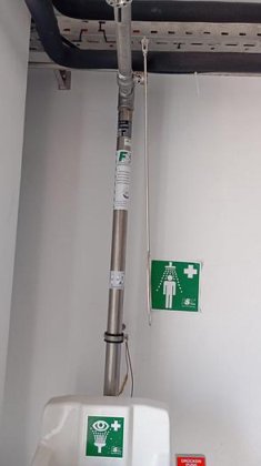 緊急洗眼ステーション