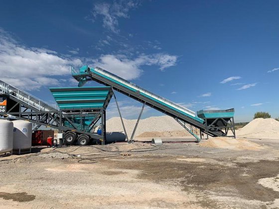 移动混凝土搅拌站