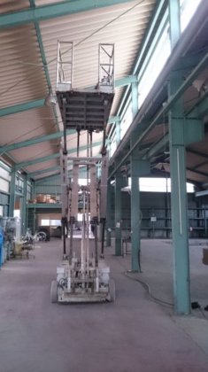 最高床高さ4.5ｍ　４輪ホイールタイプ　ステアリング　前後アウトリガー付きで踏ん張り効きます。　高速・低速　家庭用100ボルトで充電