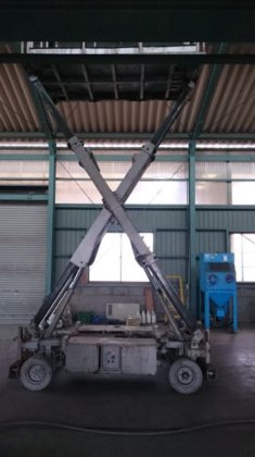 最高床高さ4.5ｍ　４輪ホイールタイプ　ステアリング　前後アウトリガー付きで踏ん張り効きます。　高速・低速　家庭用100ボルトで充電