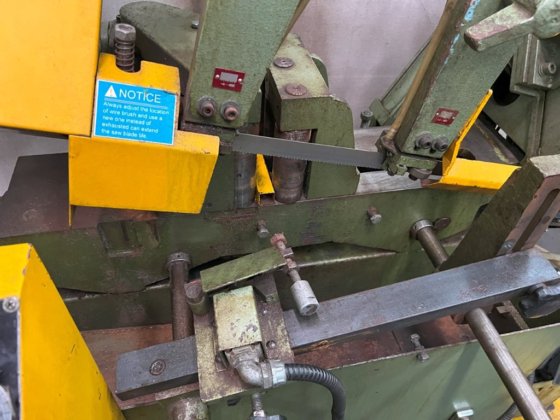 Sierra de cinta automática