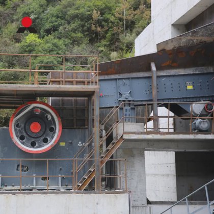 用于碎石和矿石开采的 4.5g 力大容量振动给料机