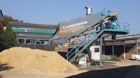 Constmach 生产的 30 立方米/小时全移动式混凝土搅拌站