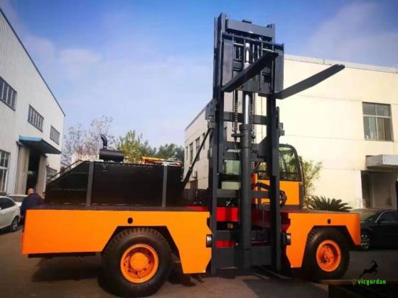 Chariot élévateur latéral