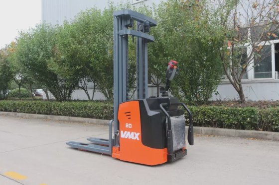 電動リーチトラック