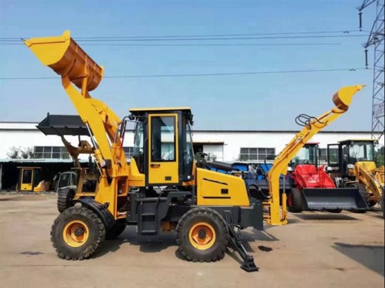 2 台の忙しい四輪駆動フォークリフト