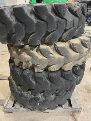 14.00-24 Solid Boss Solid Tires and Wheels for JLG, Skytrak Telehander ...
