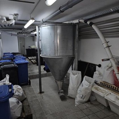 袋入り麦芽の製粉工場