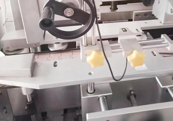 热拉伸自动宠物铁罐塑料瓶 PVC 标签贴标机 瓶子收缩套管贴标机