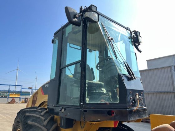 2011 CAT CP76