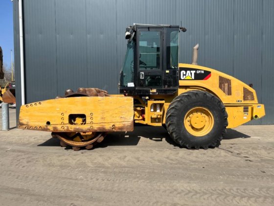 2011 CAT CP76