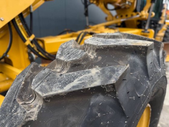 2011 CAT 140M - BAJAS