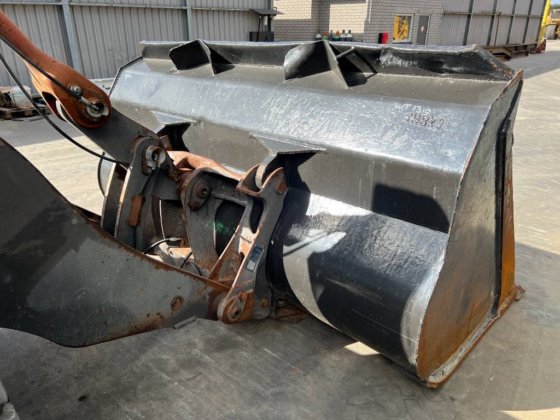 2011年式ボルボL90F