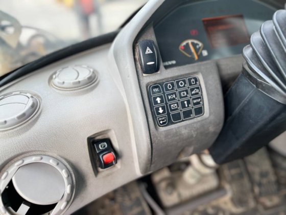 2011年式ボルボL90F