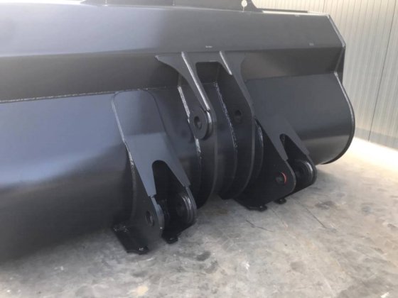 2025年ボルボ L180E