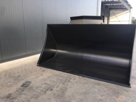 2025年ボルボ L180E