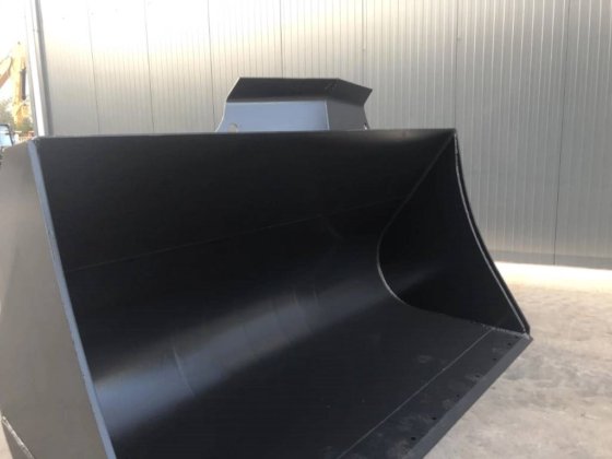 2025年ボルボ L180E