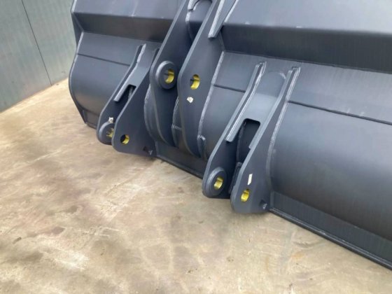 2025年ボルボ L110H