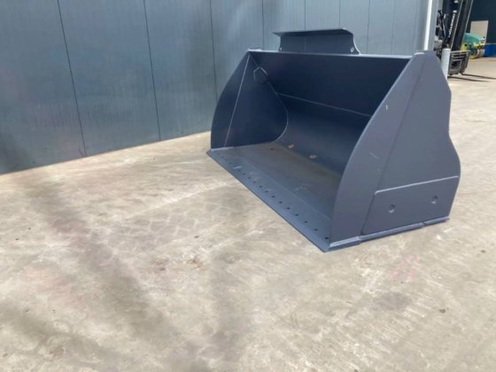 2025年ボルボ L110H