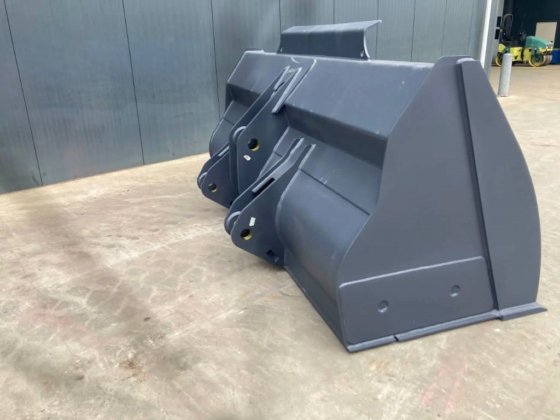 2025年ボルボ L110H