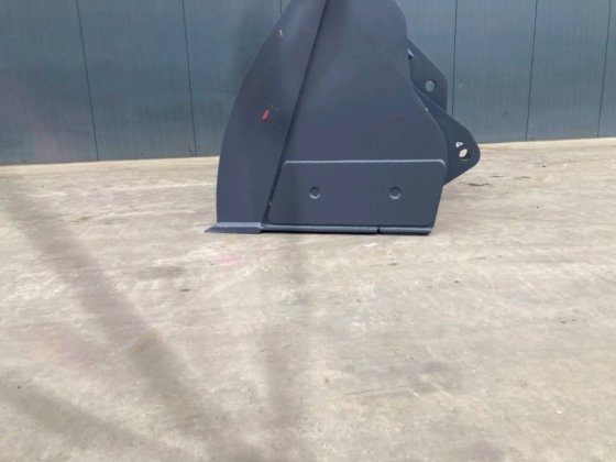 2025年ボルボ L110H