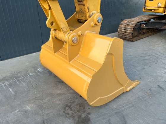 2016 CAT 323F L