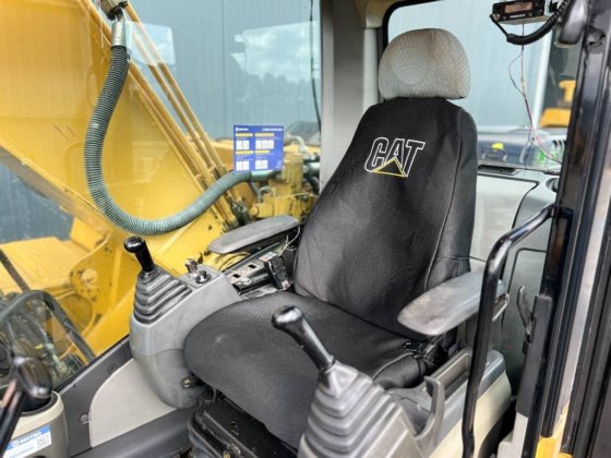 2008年 CAT 320D L