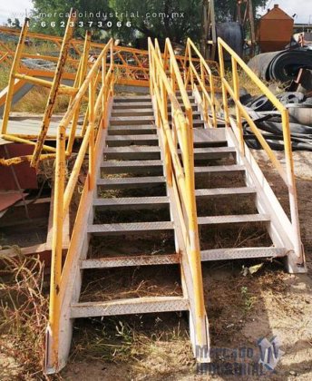 配有平台、扶手和防滑台阶的楼梯