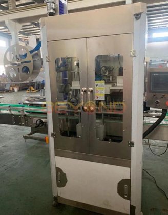 PET 瓶和铝罐收缩套管贴标机 - 高速、精确的贴标解决方案